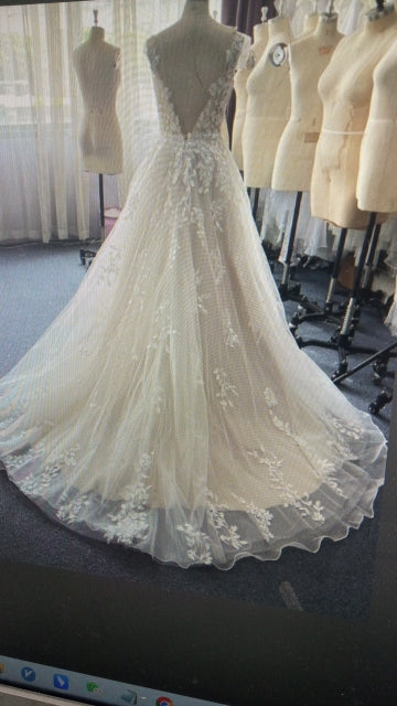 Leaf Applique/Tulle Wedding Gown All Sizes/Colors